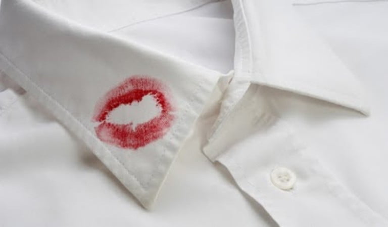 Vợ làm gì khi phát hiện chồng nhắn tin với gái lạ Vợ làm gì khi phát hiện chồng nhắn tin với gái lạ